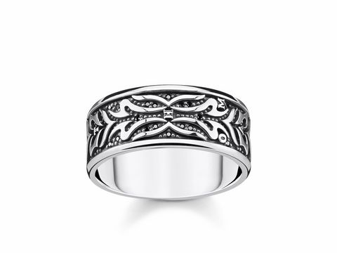 Herrenring von Thomas Sabo TR2291-643-11-62 aus Silber mit schwarzem Design in Größe 62, verziert mit filigranen Mustern und einer glänzenden Oberfläche.
