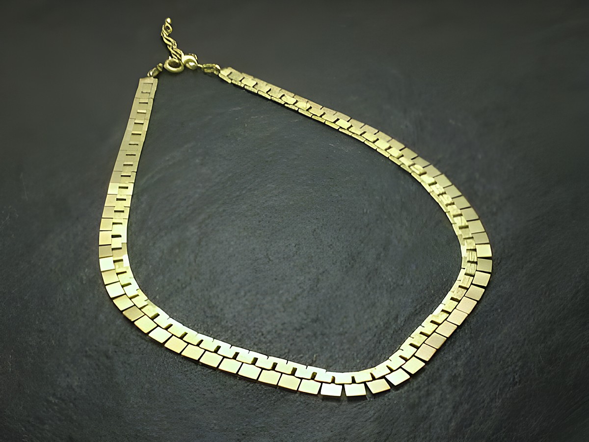 Schönes Collier - Echt Doublé - hochwertig vergoldet, Hersteller: Juwelier Harnisch, Colliers, präsentiert ein elegantes Design mit quadratischen, glänzenden Elementen.