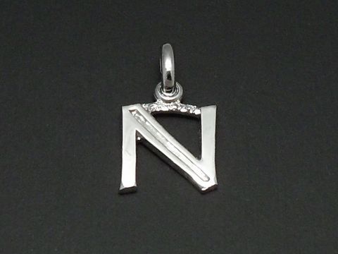 Buchstabe N Anhänger aus Silber rhodiniert mit einem eleganten Design, geeignet für individuelle Personalisierung, Hersteller Juwelier Harnisch.