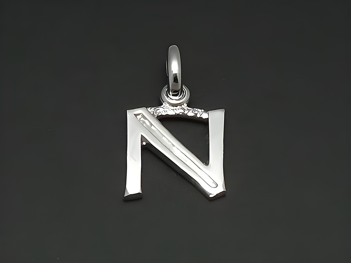 Buchstabe N Anhänger aus Silber rhodiniert mit einem eleganten Design, geeignet für individuelle Personalisierung, Hersteller Juwelier Harnisch.
