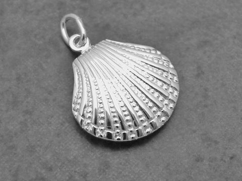 Silber Anhänger in Muschelform, natürlich gestaltet, Hersteller Juwelier Harnisch, perfekt für maritime und seefahrtsbegeisterte Schmuckliebhaber.