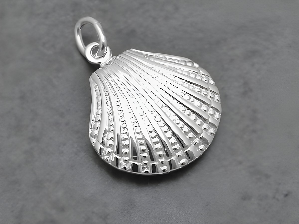 Silber Anhänger in Muschelform, natürlich gestaltet, Hersteller Juwelier Harnisch, perfekt für maritime und seefahrtsbegeisterte Schmuckliebhaber.