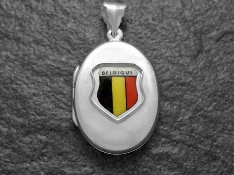 Silbernes Medaillon mit Wappen von Belgien, das die Landesflagge in Schwarz, Gelb und Rot zeigt. Hersteller: Juwelier Harnisch, Europa Medaillons.