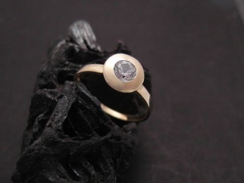 Gold Ring smart Gold 333 Zirkonia Gr. 55, Hersteller Juwelier Harnisch bis Gr. 56/18, eleganter ring mit einer klaren zirkonia stein im fokus, auf einem dunklen hintergrund präsentiert.