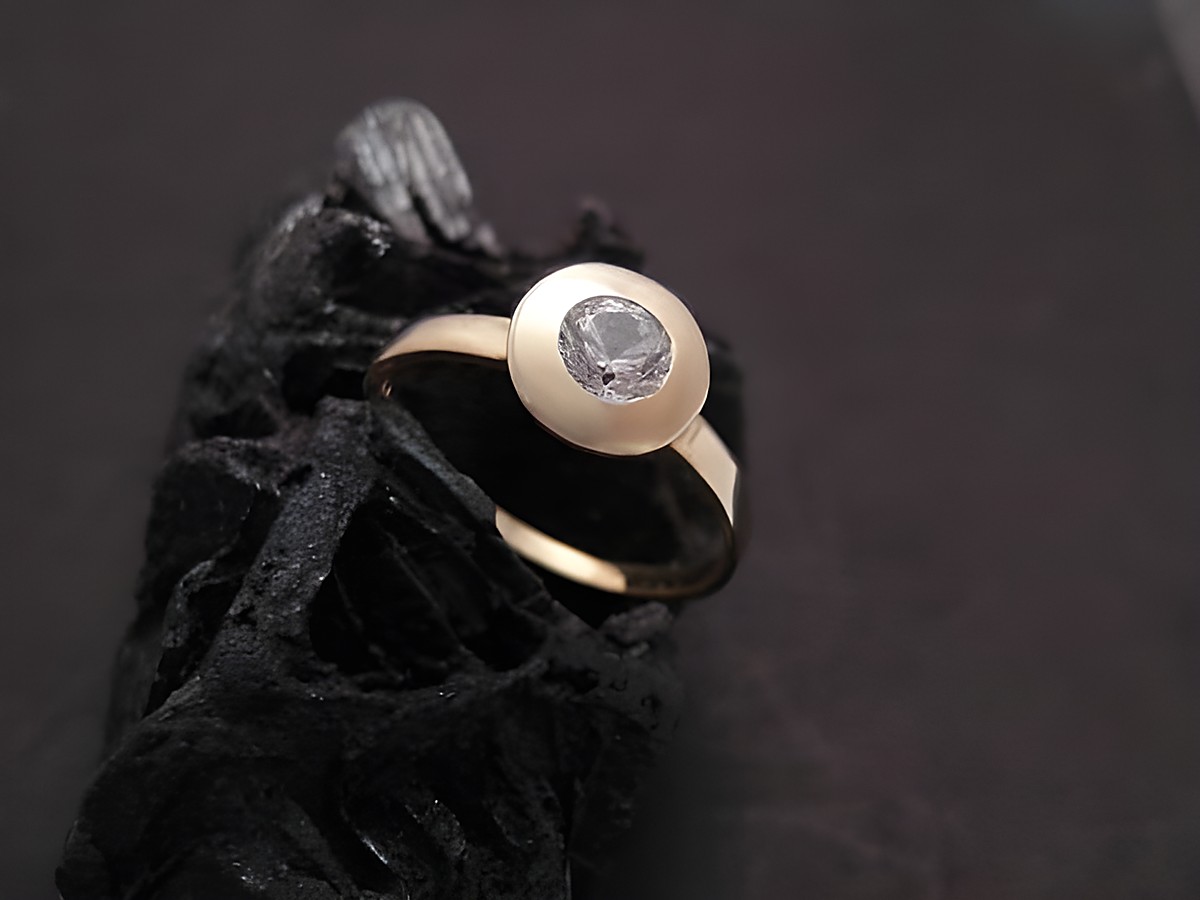 Gold Ring smart Gold 333 Zirkonia Gr. 55, Hersteller Juwelier Harnisch bis Gr. 56/18, eleganter ring mit einer klaren zirkonia stein im fokus, auf einem dunklen hintergrund präsentiert.