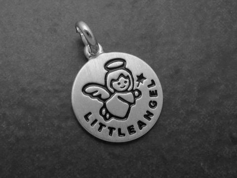 Silber Anhänger Schutzengel auf Gravurplatte - mattiert, Hersteller: Juwelier Harnisch, Engel mit süßem Gesicht und Flügeln, umgeben von der Gravur Little Angel.