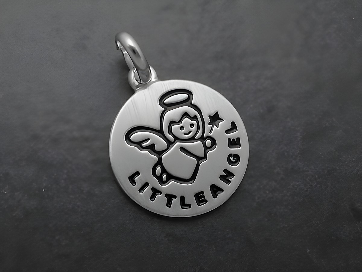 Silber Anhänger Schutzengel auf Gravurplatte - mattiert, Hersteller: Juwelier Harnisch, Engel mit süßem Gesicht und Flügeln, umgeben von der Gravur Little Angel.