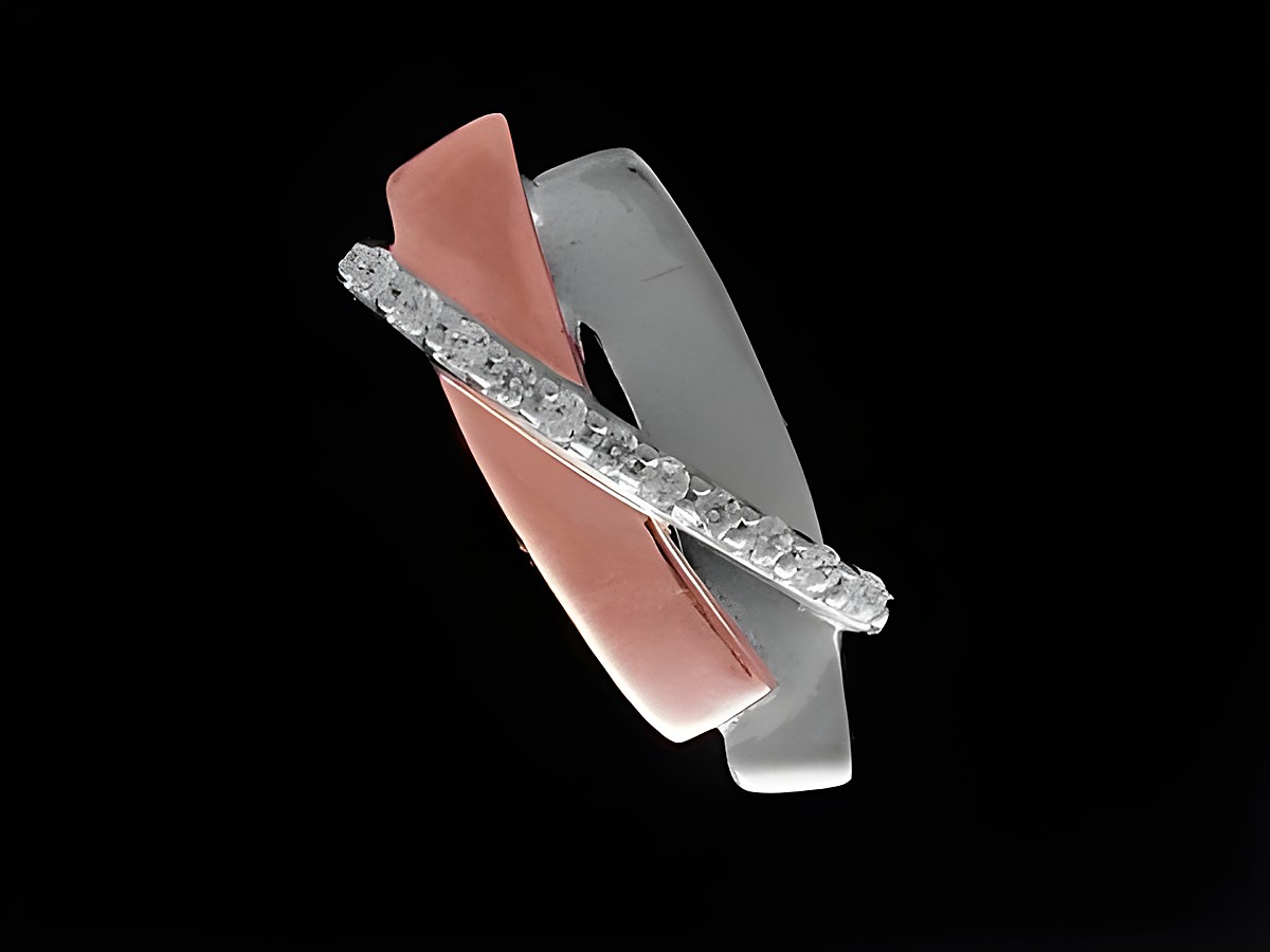 Eckig Anhänger aus 925 Sterling Silber, rhodiniert, modisch gestaltet mit rosé vergoldeten Elementen und funkelnden Zirkonia, besonderes Design von Juwelier Harnisch.