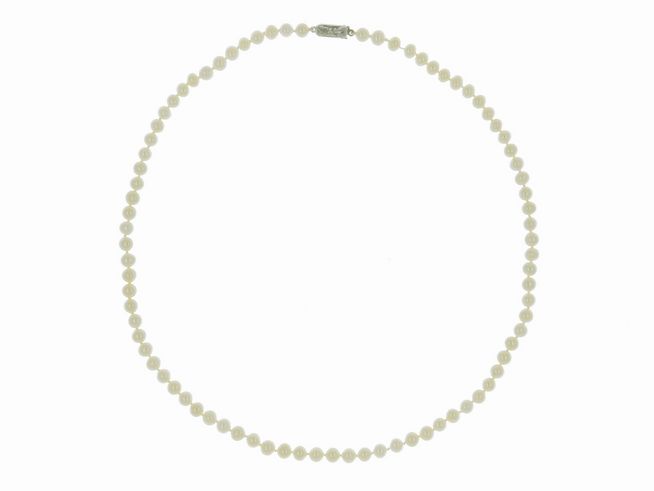 Perlenkette aus Süßwasser-Zuchtperlen in Weiß mit einer Größe von 5-5,5 mm und einer Länge von 40 cm, kombiniert mit einem Silberverschluss, klassisches Design vom Hersteller Juwelier Harnisch.