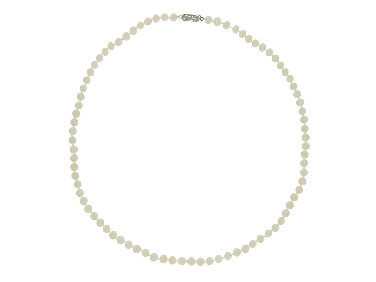 Perlenkette aus Süßwasser-Zuchtperlen in Weiß mit einer Größe von 5-5,5 mm und einer Länge von 40 cm, kombiniert mit einem Silberverschluss, klassisches Design vom Hersteller Juwelier Harnisch. – Ansicht 3