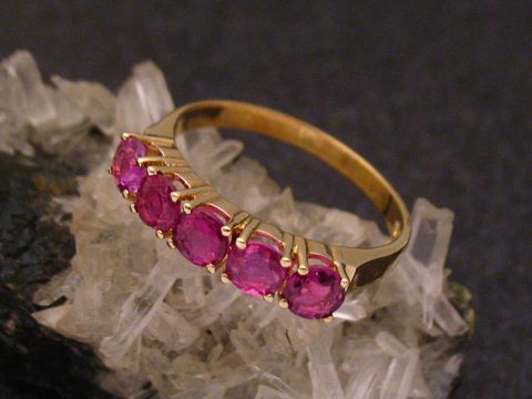 Gold 585 Ring - graceful - Rubin - Gr. 59 - Goldring, Hersteller: Juwelier Harnisch, bis Gr. 60/19, verziert mit fünf leuchtenden Rubinen in feiner Fassung.
