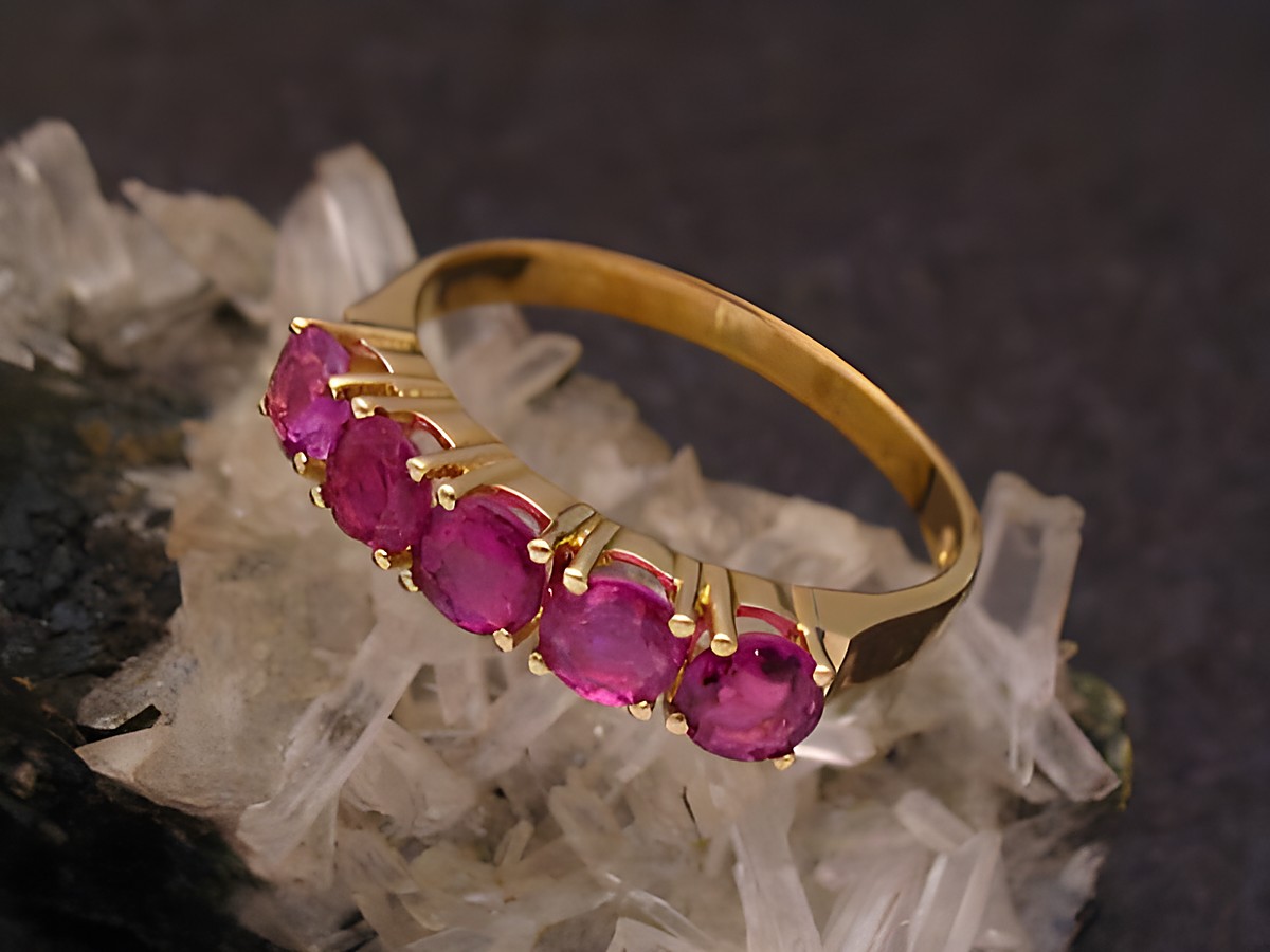 Gold 585 Ring - graceful - Rubin - Gr. 59 - Goldring, Hersteller: Juwelier Harnisch, bis Gr. 60/19, verziert mit fünf leuchtenden Rubinen in feiner Fassung.