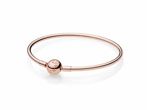 PANDORA 587132-17 Moments PANDORA Rose Bangle Armreif aus rosévergoldetem Metall mit schlichter, eleganter Form und verschließbarer Kugel als Highlights, Längenmaß 17 cm.