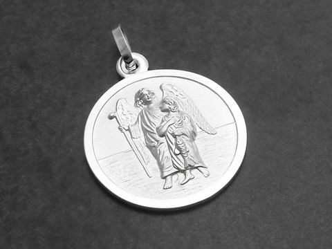 Engel Raphael als detailreicher Anhänger aus Sterling Silber, dargestellt mit einem Kind, symbolisiert Schutz und Begleitung, hergestellt von Juwelier Harnisch.