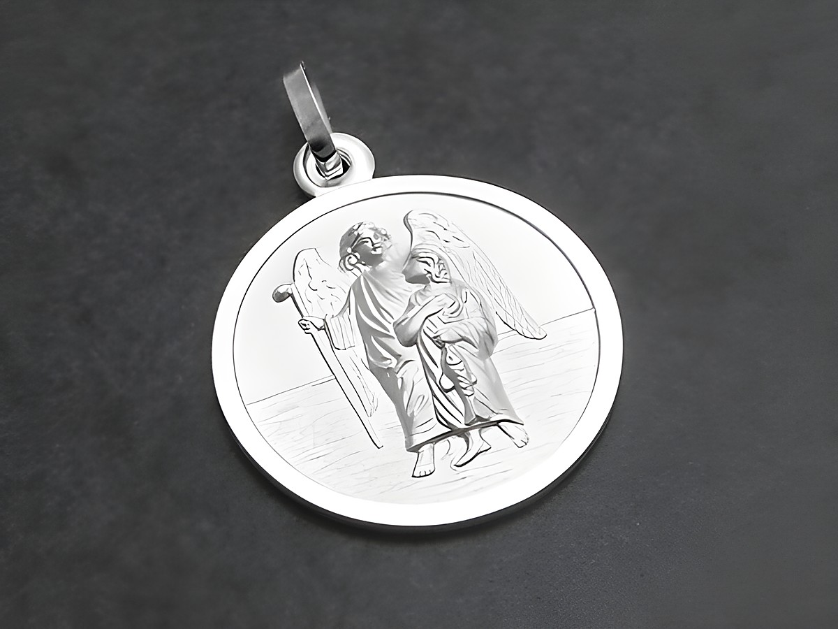 Engel Raphael als detailreicher Anhänger aus Sterling Silber, dargestellt mit einem Kind, symbolisiert Schutz und Begleitung, hergestellt von Juwelier Harnisch.