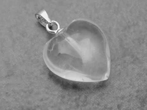 Herz aus transparentem Bergkristall mit einem silbernen Anhänger, romantisch verarbeitet vom Juwelier Harnisch, Perlen und Steine, ideal als Schmuckstück für besondere Anlässe.