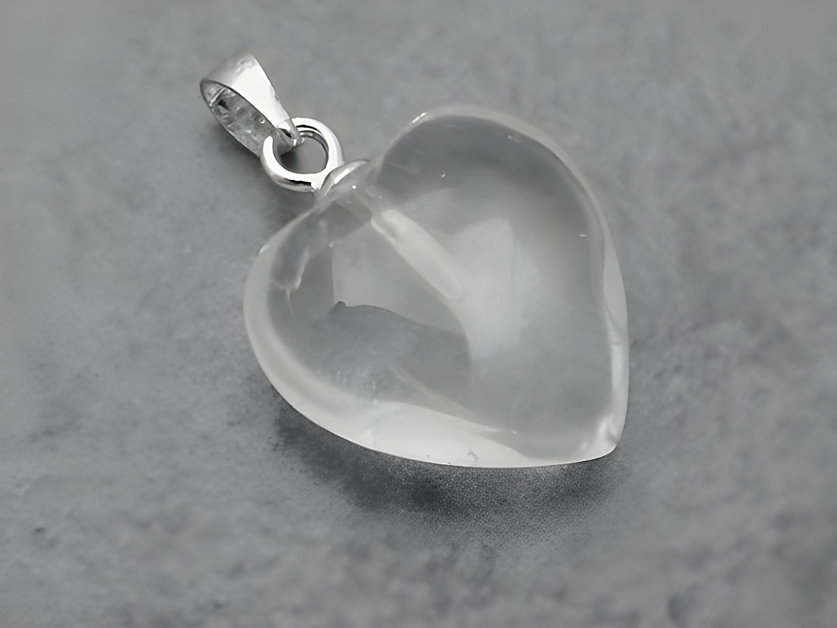 Herz aus transparentem Bergkristall mit einem silbernen Anhänger, romantisch verarbeitet vom Juwelier Harnisch, Perlen und Steine, ideal als Schmuckstück für besondere Anlässe.