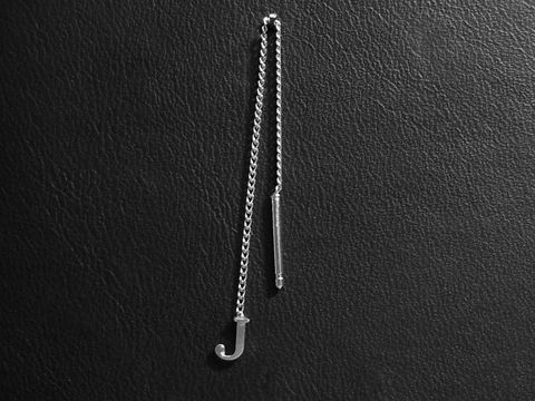 Silber Ohrring mit dem Buchstaben J als Initialen Ohrhänger, ein Stück, Hersteller Juwelier Harnisch, elegante Kette mit modischem Design.