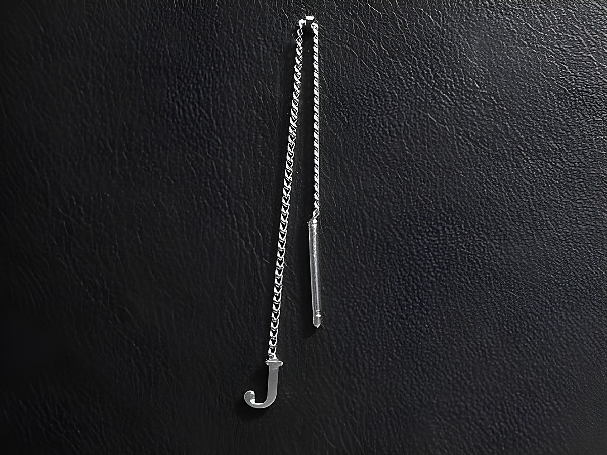 Silber Ohrring mit dem Buchstaben J als Initialen Ohrhänger, ein Stück, Hersteller Juwelier Harnisch, elegante Kette mit modischem Design.
