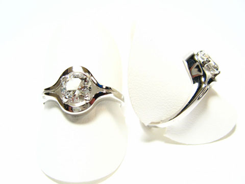 Silber Ring rhodiniert mit weißem Stein, Hersteller Juwelier Harnisch, verstellbarer Ring, elegant und modern, ideal für besondere Anlässe.