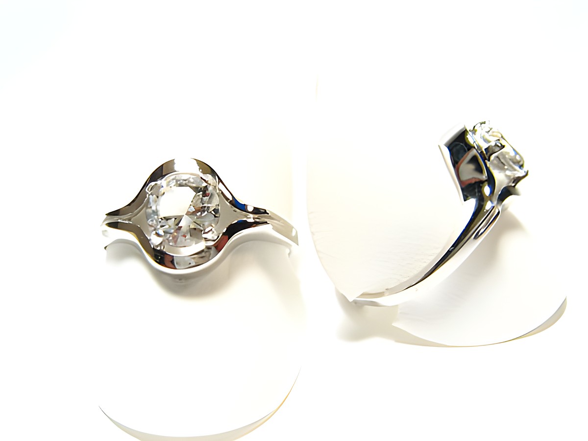 Silber Ring rhodiniert mit weißem Stein, Hersteller Juwelier Harnisch, verstellbarer Ring, elegant und modern, ideal für besondere Anlässe.