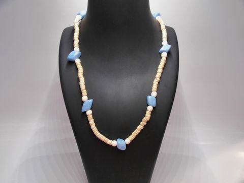 Holzkette in naturbraun mit hellblauen Akzenten, 21 mm Durchmesser und 80 cm lang, hergestellt von Juwelier Harnisch, idealer Holzschmuck für vielfältige Outfits.