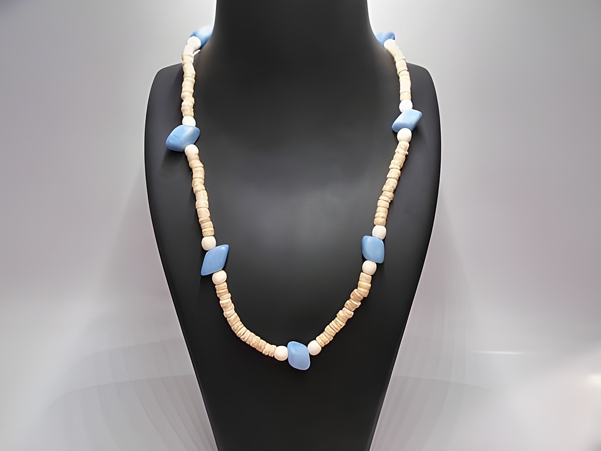 Holzkette in naturbraun mit hellblauen Akzenten, 21 mm Durchmesser und 80 cm lang, hergestellt von Juwelier Harnisch, idealer Holzschmuck für vielfältige Outfits.