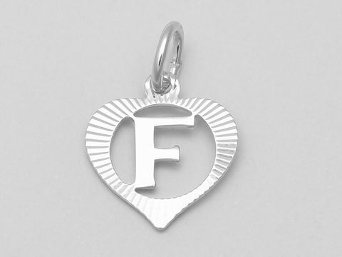Herzförmiger Silberanhänger mit diamantierter Oberfläche, aus 925 Silber, eingravierter Buchstabe F, hergestellt von Juwelier Harnisch.