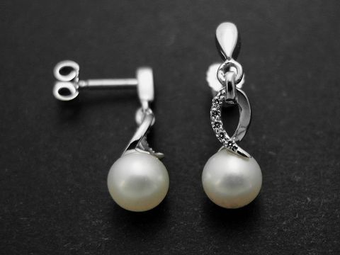 Hänger mit Perle in Silber, Süßwasserzuchtperle und Zirkonia in weiß, designet von Juwelier Harnisch, elegante Perlen Ohrringe für jeden Anlass.