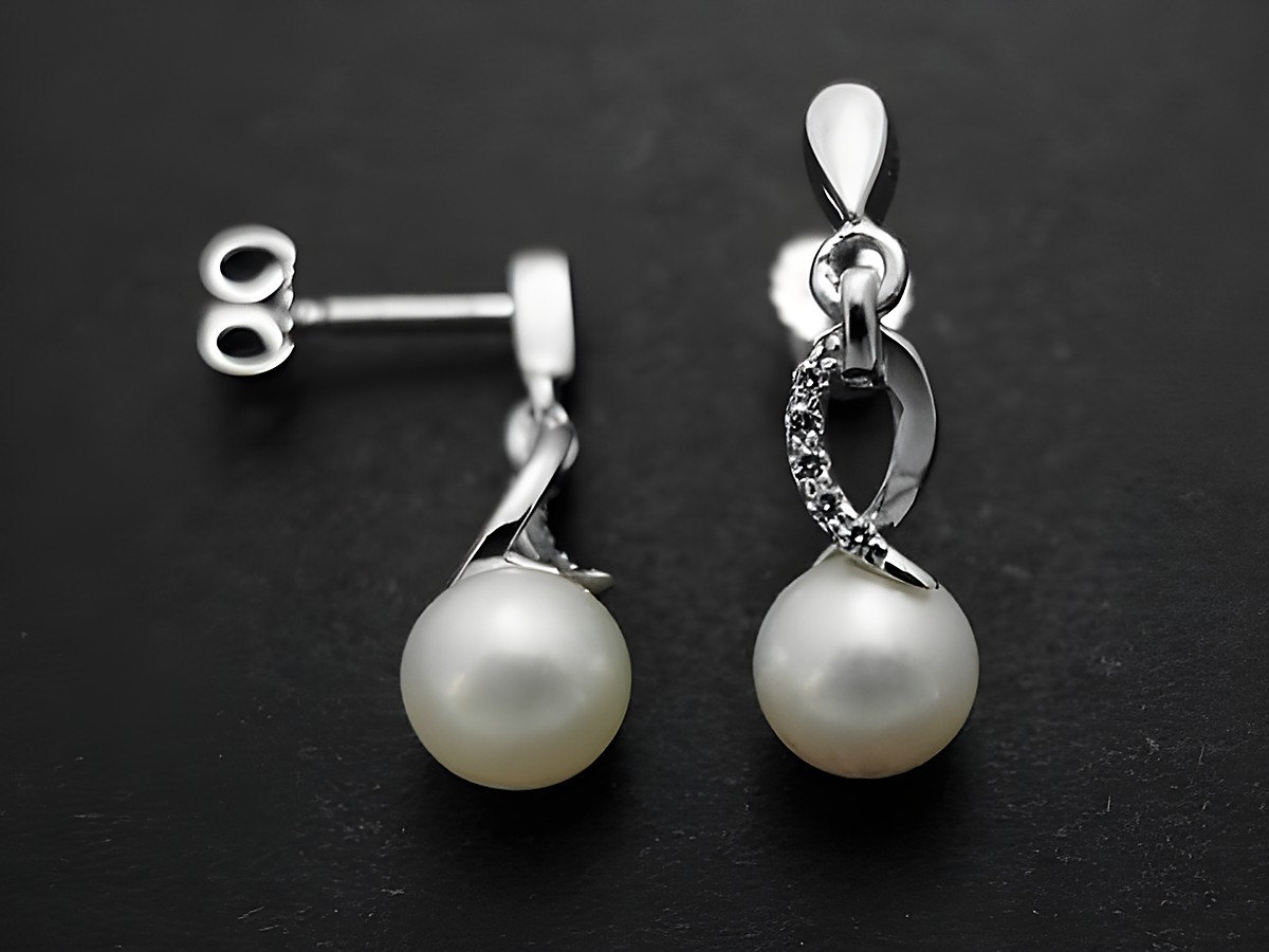 Hänger mit Perle in Silber, Süßwasserzuchtperle und Zirkonia in weiß, designet von Juwelier Harnisch, elegante Perlen Ohrringe für jeden Anlass.