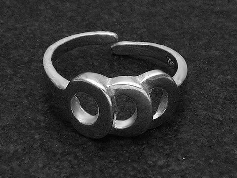 Silberring TRILOGIE DES KREISES in Größe etwas verstellbar, Hersteller Juwelier Harnisch, ohne Stein, mit drei runden Elementen und glatter Oberfläche, elegantes Design.