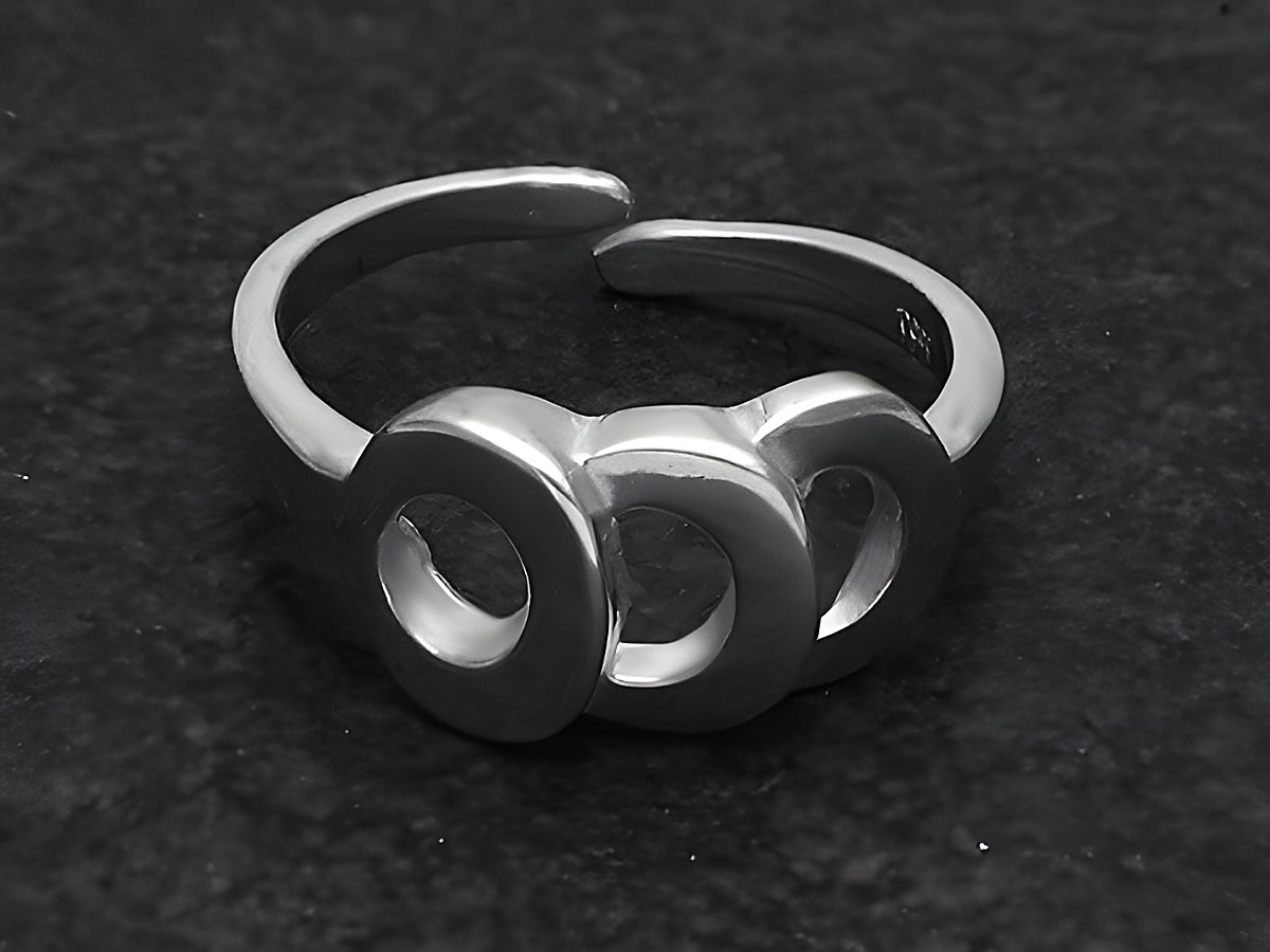 Silberring TRILOGIE DES KREISES in Größe etwas verstellbar, Hersteller Juwelier Harnisch, ohne Stein, mit drei runden Elementen und glatter Oberfläche, elegantes Design.