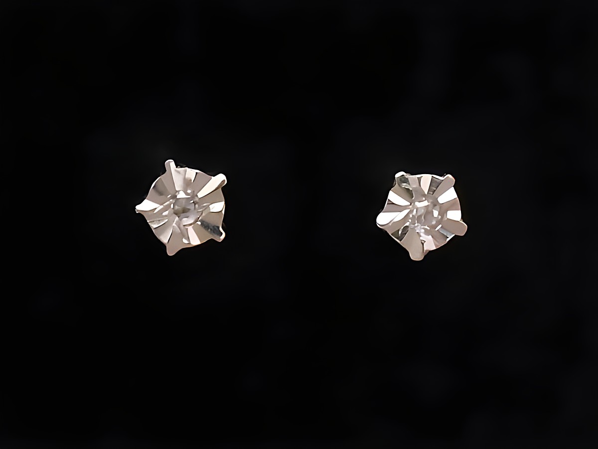 Ohrringe aus Weißgold mit Diamanten 0,02 ct, romantisches Design, funkeln elegant und verleihen jedem Outfit einen besonderen Glanz, Hersteller Juwelier Harnisch.