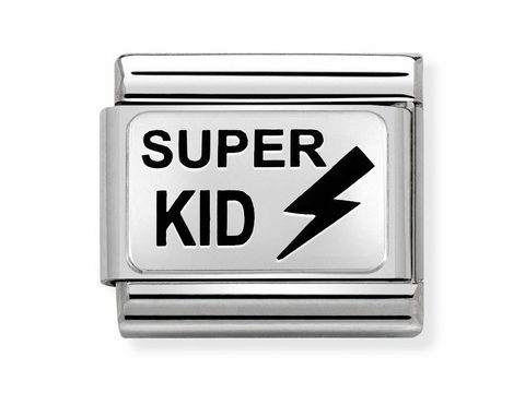Ein silbernes Armbandglied von Nomination mit dem Schriftzug SUPER KID und einem Blitzsymbol in schwarzer Emaille. Perfekt als cooler Akzent für Kinderarmbänder.