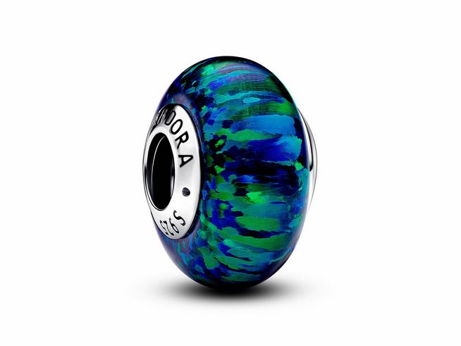 Schillernder Grün-Blauer Charm aus Sterling Silber mit synthetischem Opal, von Pandora, handgefertigt aus Murano-Glas, lebhafte Farbkombination aus Blau und Grün.