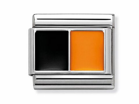 Das Bild zeigt das Composable Classic Symbol von Nomination mit einer Edelstahlfassung und Emaille, das eine schwarz-orange Flagge darstellt.