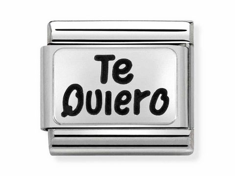 Ein silberner Charm von Nomination mit der Gravur "Te Quiero" in schwarzer Schrift. Das Design ist schlicht und elegant, ideal für persönliche Schmuckkollektionen.