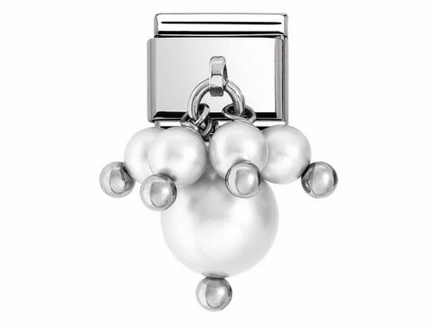 Classic Perle in Weiß von Nomination, bestehend aus verschiedenen weißen Perlen und einem silbernen Charm. Ideal für stilvolle Armbänder und als modisches Accessoire.