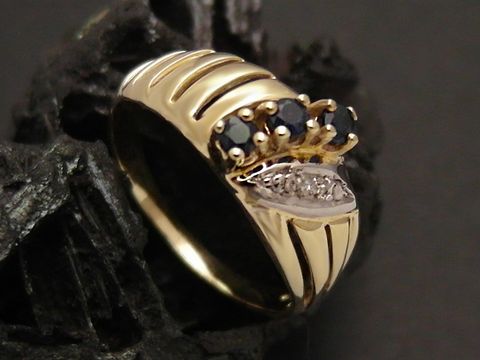 Goldring originell in Gold 585 bicolor mit drei blauen Saphiren und einem Diamanten, Größe 57, Hersteller Juwelier Harnisch, geeignet bis Größe 58/18,5.