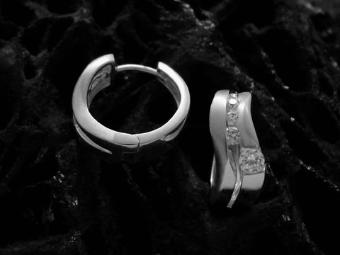 37875-0 Creolen aus teilmattiertem Sterling Silber mit rhodiniertem Finish und Zirkonia, Durchmesser 1,6 cm, Hersteller Juwelier Harnisch, elegant und modern, perfekt für jeden Anlass.