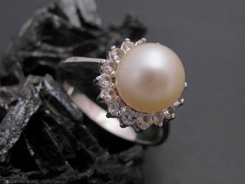 Weißgold Perlen Ring nostalgisch Gr. 53 mit 7,7 mm Zuchtperle und synthetischem Aqua, Hersteller Juwelier Harnisch, bis Gr. 54/17,5. Elegantes Schmuckstück mit edlem Design.