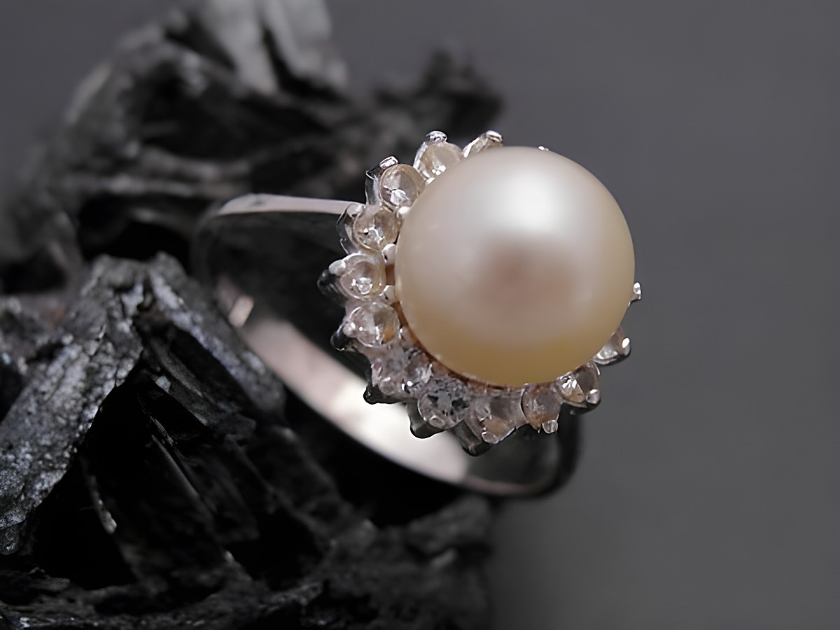Weißgold Perlen Ring nostalgisch Gr. 53 mit 7,7 mm Zuchtperle und synthetischem Aqua, Hersteller Juwelier Harnisch, bis Gr. 54/17,5. Elegantes Schmuckstück mit edlem Design.