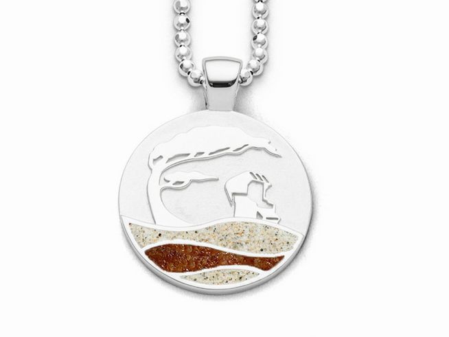 Sterling Silber Anhänger mit Runddesign, zeigt stilisierte Strandwellen und einen Baum, verziert mit Strandsand und Bernstein, hergestellt von DUR, Modell P3962.