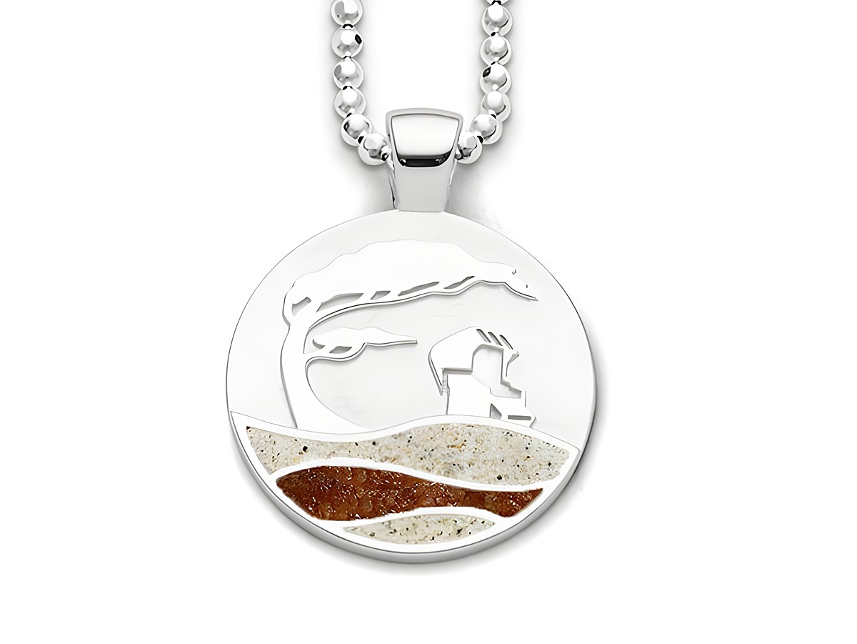 Sterling Silber Anhänger mit Runddesign, zeigt stilisierte Strandwellen und einen Baum, verziert mit Strandsand und Bernstein, hergestellt von DUR, Modell P3962.