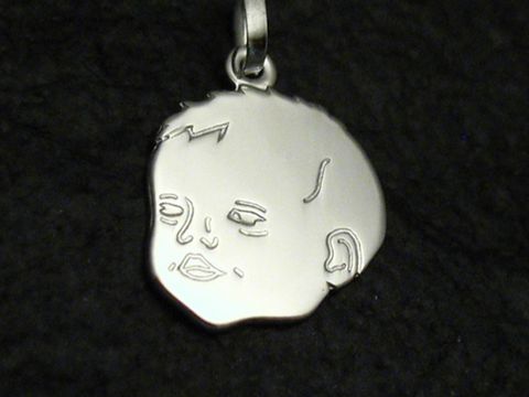 Baby Kopf Sterling Silber Anhänger, Hersteller Juwelier Harnisch, für Kinder, mit feiner Gravur eines Babygesichts, ideal als individuelles Schmuckstück für besondere Anlässe.