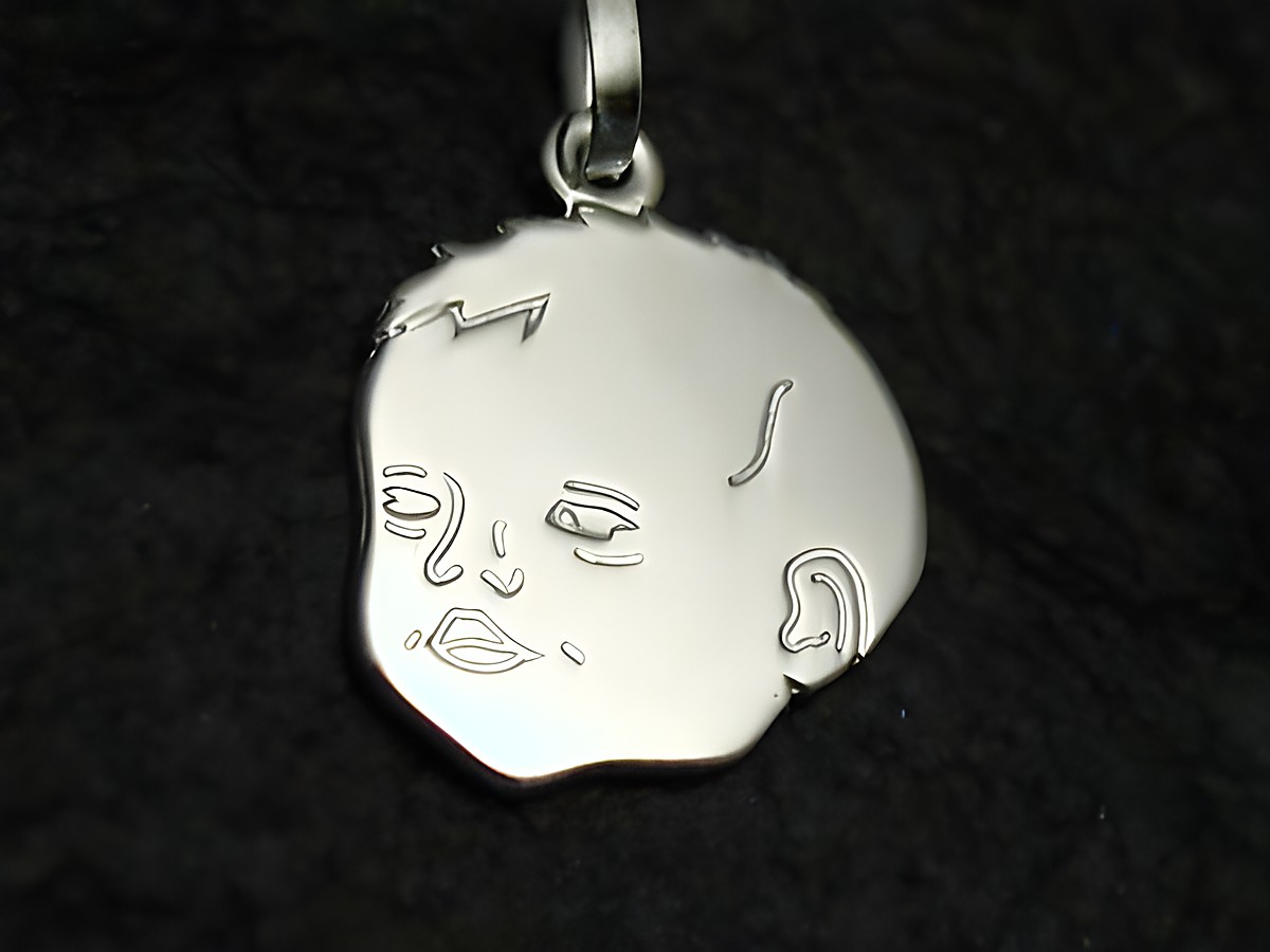 Baby Kopf Sterling Silber Anhänger, Hersteller Juwelier Harnisch, für Kinder, mit feiner Gravur eines Babygesichts, ideal als individuelles Schmuckstück für besondere Anlässe.