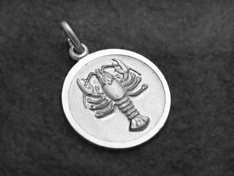 Krebs - 925 Sterling Silber Sternzeichen Anhänger in runder Form, hergestellt von Juwelier Harnisch, mit detaillierter Krebsabbildung auf der Oberfläche.