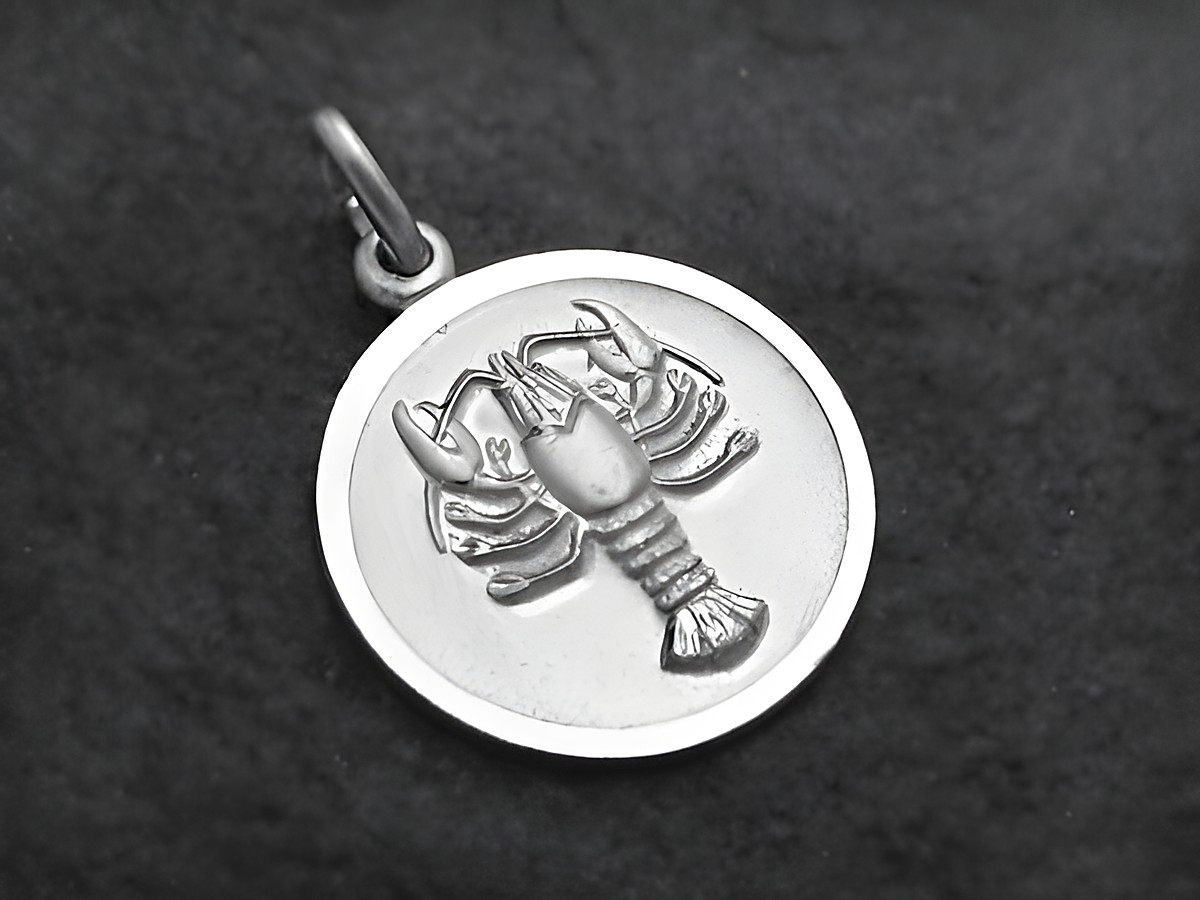 Krebs - 925 Sterling Silber Sternzeichen Anhänger in runder Form, hergestellt von Juwelier Harnisch, mit detaillierter Krebsabbildung auf der Oberfläche.