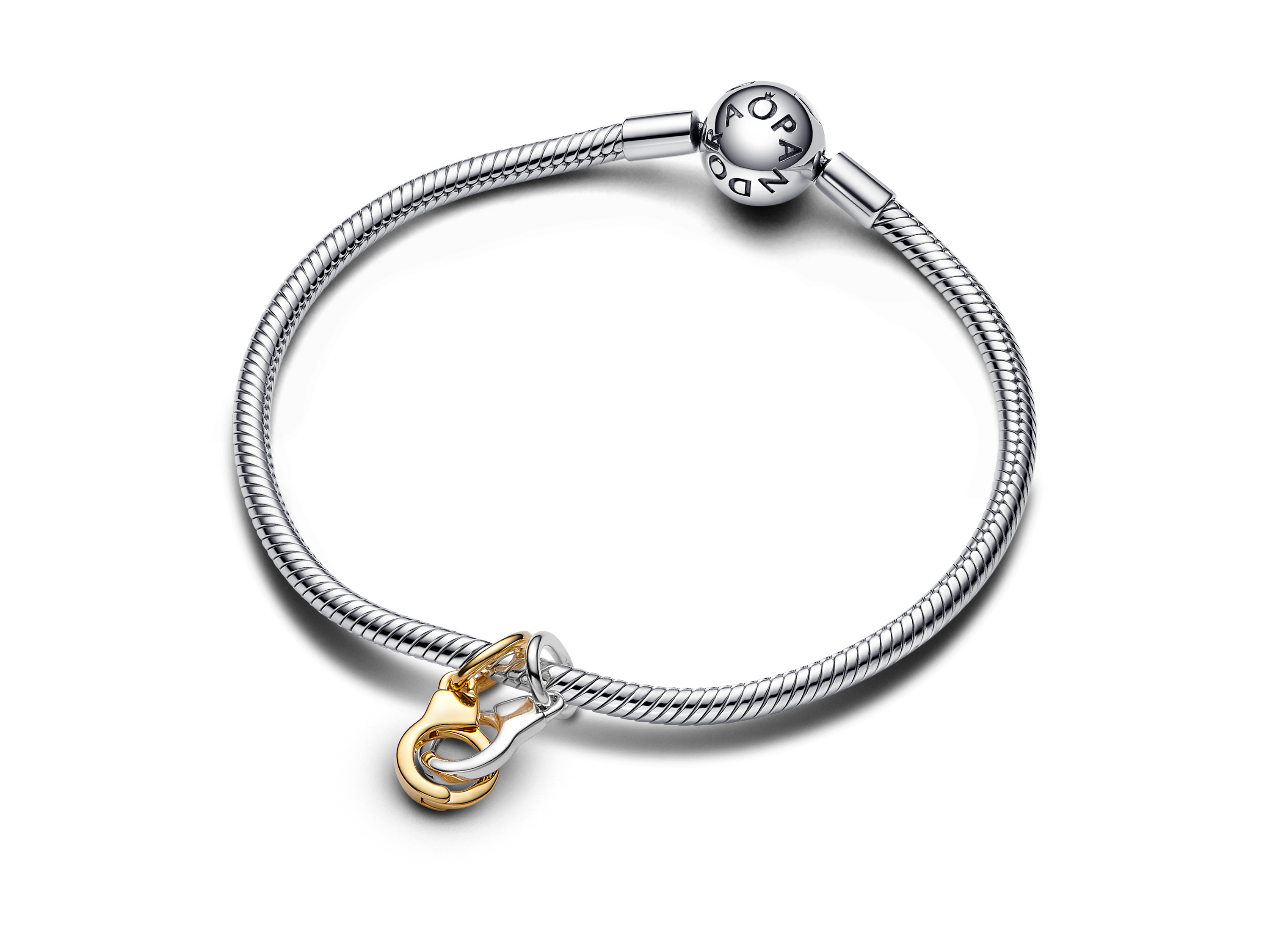 Handschmuck aus hochwertigem Silber mit bicolor Charms und einem eleganten Schraubverschluss von Pandora, perfekt zum Personalisieren mit weiteren Anhängern.