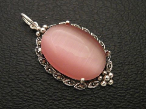 Cabochon Katzenauge pink in Silber Medaillon Anhänger von Juwelier Harnisch, mit elegantem Design und filigranen Details, ideal für ausgefallene Schmuckliebhaber.